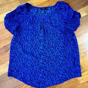 Selling a lightly used business casual shirt!